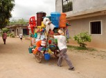 vendedor ambulante carregando carrinho de produtos, trabalho autônomo