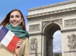 mulher segurando uma bandeirinha da França