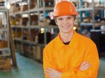 jovem com capacete e uniforme