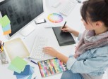 O designer domina as técnicas para desenvolvimento de projetos gráficos, comunicação visual e na concepção artística de peças e objetos.