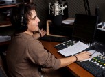 Além do rádio, o profissional da área pode atuar em outros meios de comunicação audiovisuais.