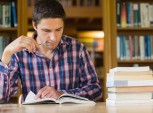 estudante em biblioteca, concurso público