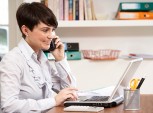 mulher trabalhando em home office
