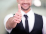 homem fazendo sinal positivo, comportamentos valorizados no mercado de trabalho