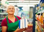 idosa trabalhando em supermercado