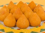 prato com coxinhas, empreendedor investe em máquina de coxinha