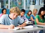 estudantes do ensino médio em sala de aula
