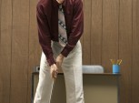 homem jogando golfe no escritório