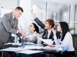 colegas de trabalho agressivos durante reunião.