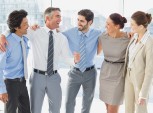 executivos de diferentes idades conversando animadamente