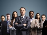 grupo de executivos em pé com os braços cruzados.