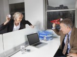 funcionários fazendo guerrinha de papel e jogando aviãozinho