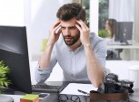 executivo estressado à frente do computador