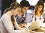 jovens estudando juntos.
