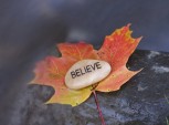 palavra "believe" escrita numa pedra