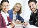 profissionais sorridentes sentados à mesa