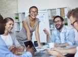 grupo de funcionário conversando descontraidamente