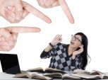 mulher assustada com vários dedos apontados para ela.