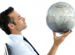 homem segurando um globo