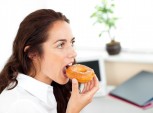 mulher comendo um donut