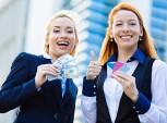 mulheres segurando dinheiro e cartões
