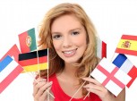 mulher segurando bandeirinhas de vários países