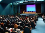 pessoas em um auditório assistindo a uma palestra