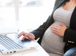 foto de mulher trabalhando grávida